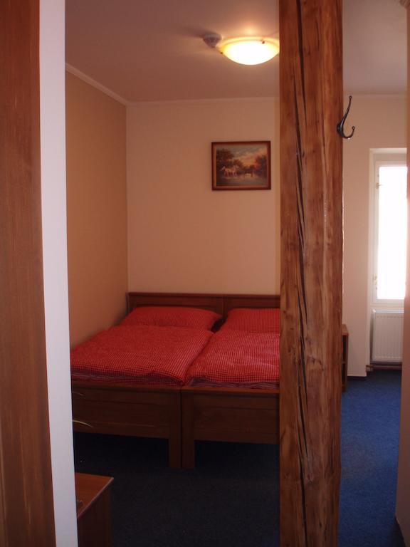 Hotel Mrázek Pardubice Habitación foto
