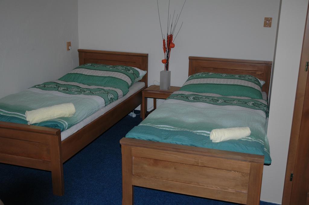 Hotel Mrázek Pardubice Habitación foto