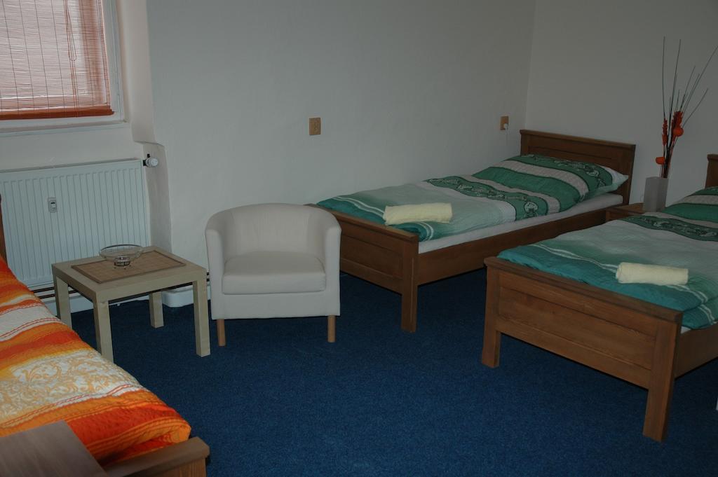 Hotel Mrázek Pardubice Habitación foto